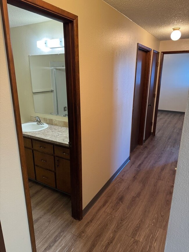 Building Photo - Large single level 2 bedroom 1 bath duplex in Springfield!