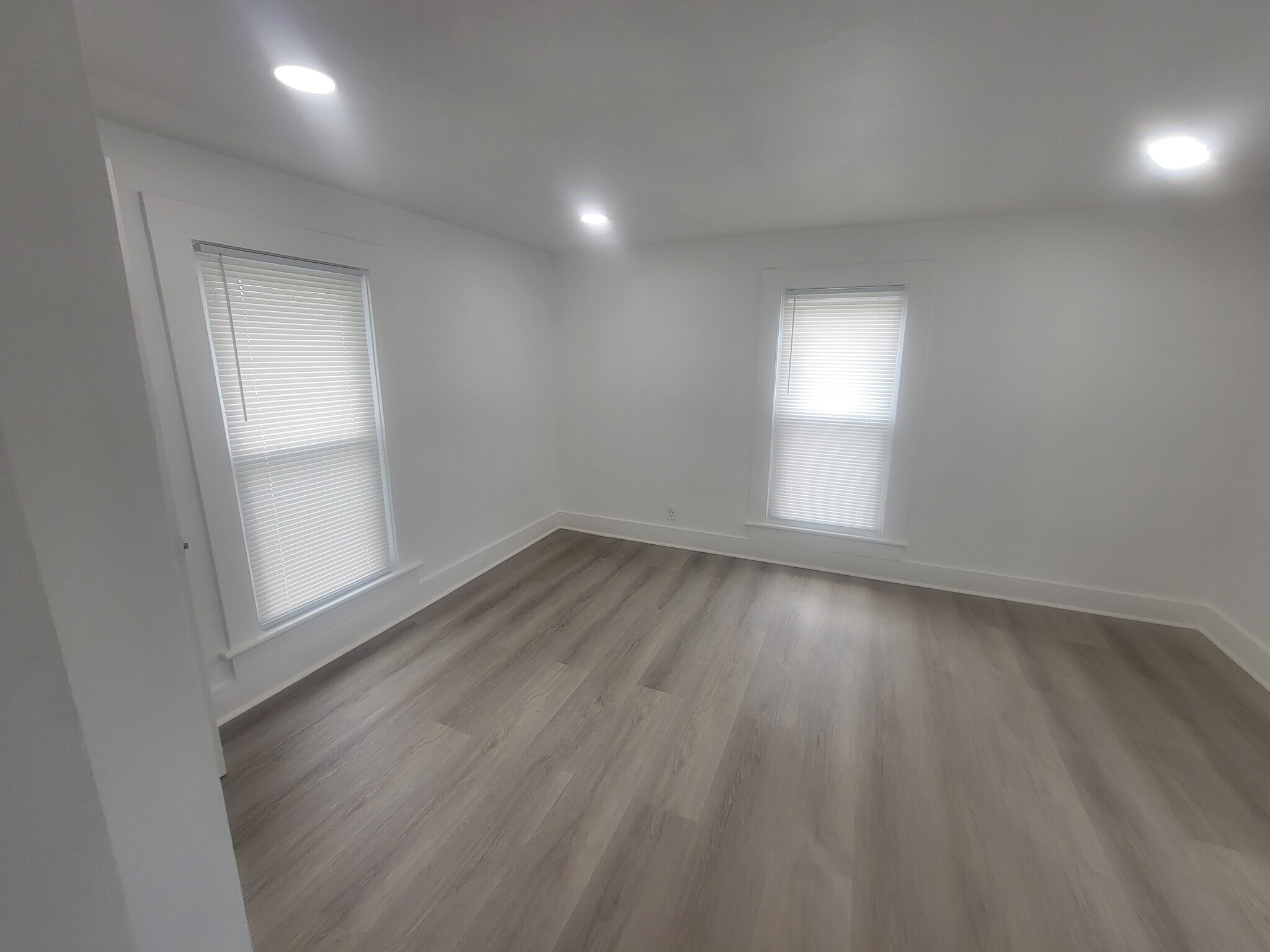 Building Photo - 850 W Elm St