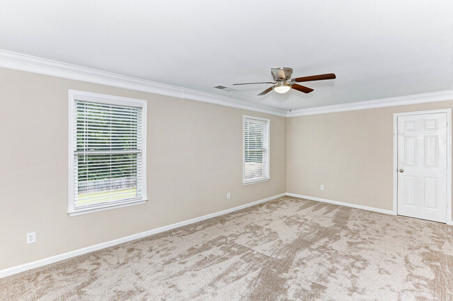 Building Photo - Large Updated 3 Bed / 2.5 Bath Home