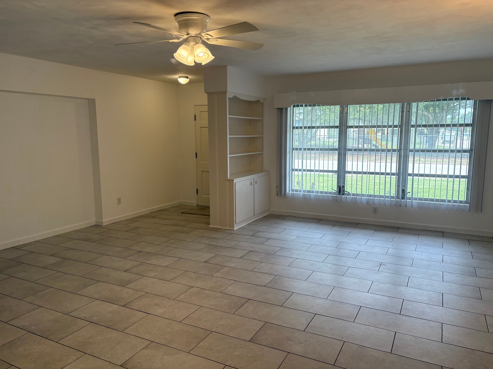 living/dining - 690 Avenue C SE