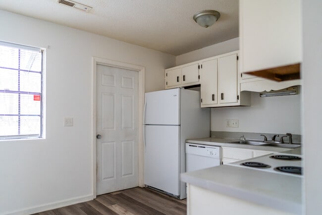 Building Photo - 106 Kimeran Ln