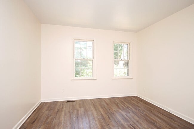 Building Photo - Brick Duplex With Convenient Rio Rd Location