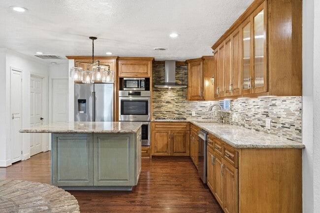 Building Photo - 1320 Woodvine Dr