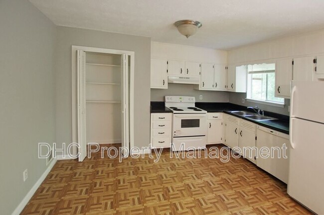 Building Photo - 210 Creekwood Ln