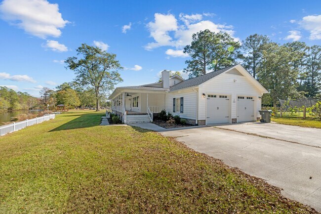 Building Photo - 105 3rd St