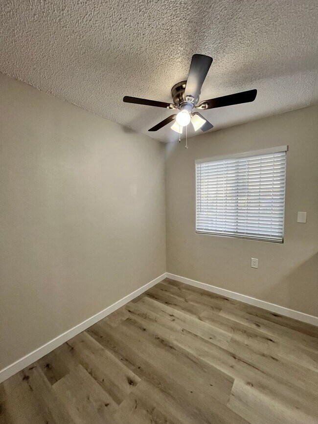 Building Photo - SPACIOUS 1 BEDROOM 1 BATH DOWNSTAIRS