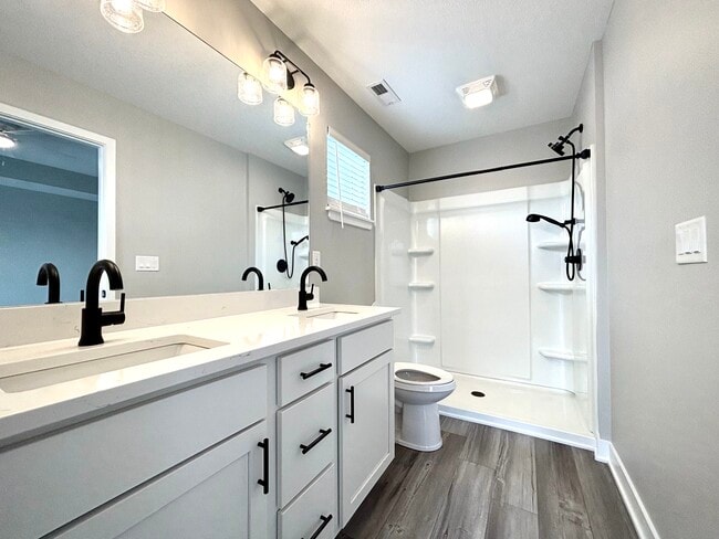 Building Photo - 1502 NE Savana Dr