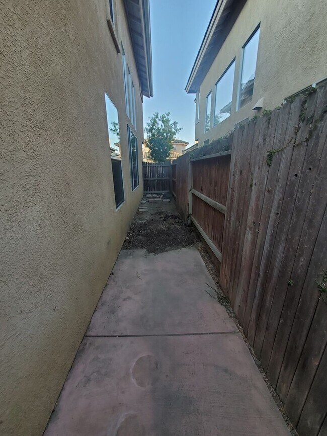 Building Photo - Wonderful 3 Bedroom 2.5 Bath Home in the h...