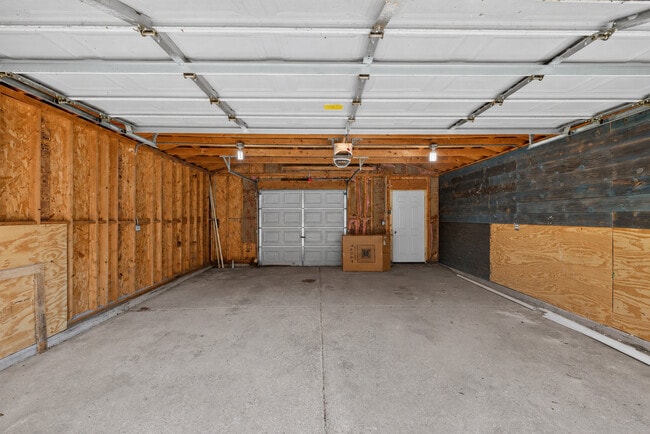 Building Photo - 3023 W Wellington Ave
