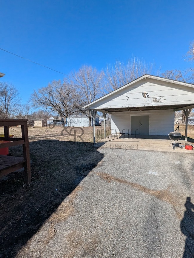 Building Photo - 206 W 1st St