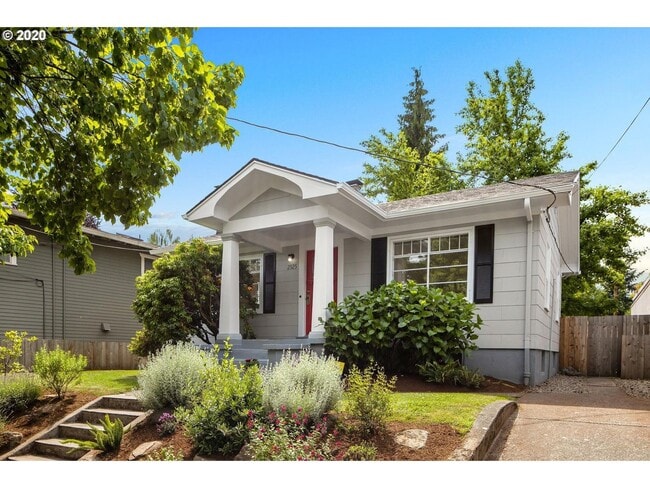Building Photo - Charming 2-Bedroom Gem with Spacious Living Room and Bright Open Kitchen!