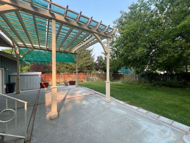 Building Photo - Spacious Family Home in Highland High School Area – Pocatello, ID!