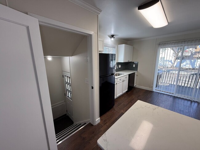 Building Photo - Newly Renovated 3 Bed, 1 Bath House w/ Bonus Room!