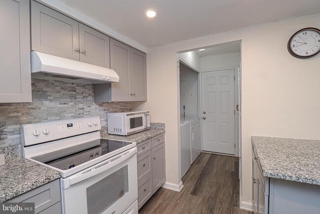 Building Photo - 1738 Farmington Ct