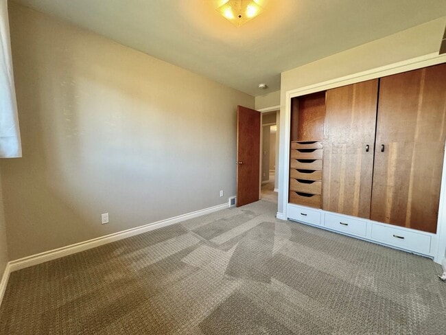 Building Photo - Large Mid-Century Charmer in Sunset Hill!