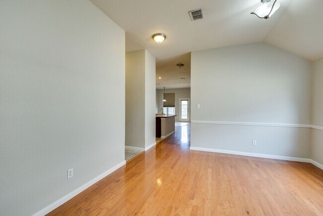 Building Photo - Great location. 4 bedrooms plus an office!