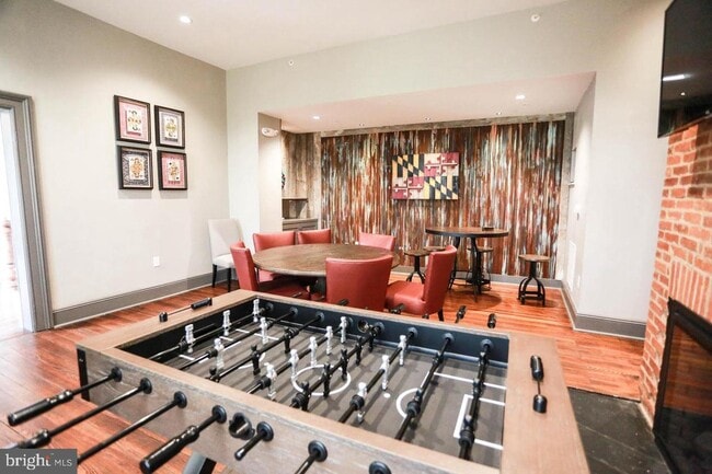 Building Photo - 611 E 7th St