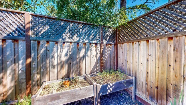 Building Photo - Well Maintain West Side Single Story 3 bedroom 2 bathroom home with 2 car garage