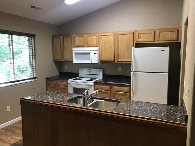 Building Photo - KU3-Santa Fe Triplex 3