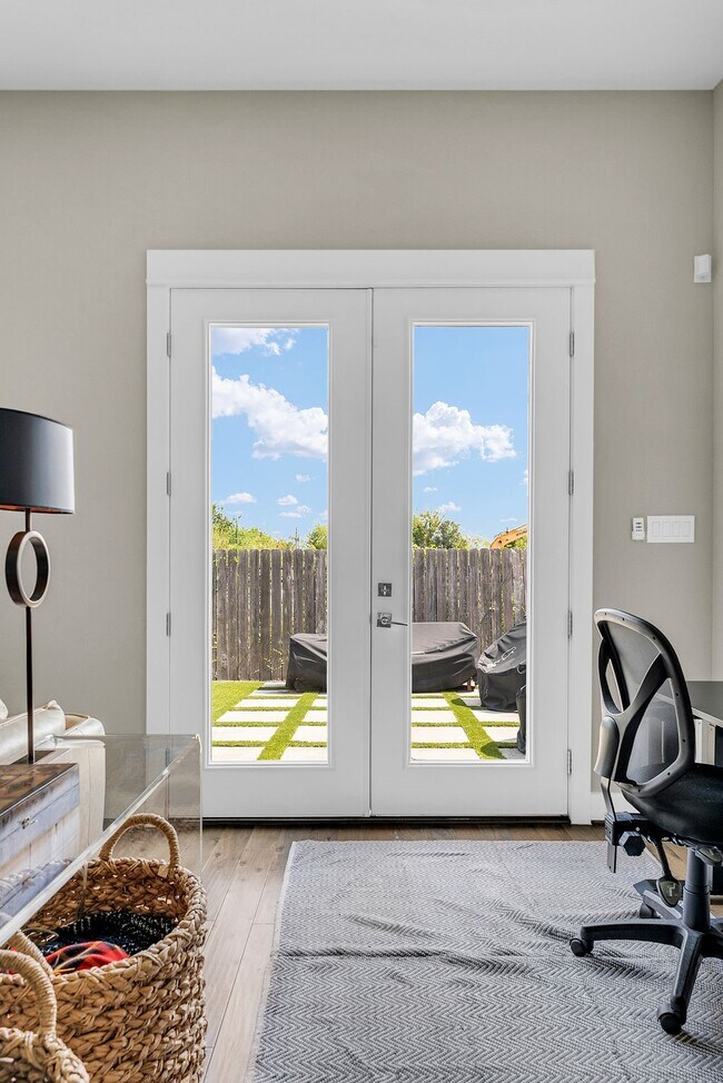 Building Photo - 806 Thornton Rd