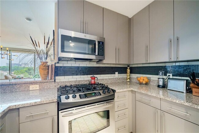 Building Photo - 3338 Peachtree Rd NE