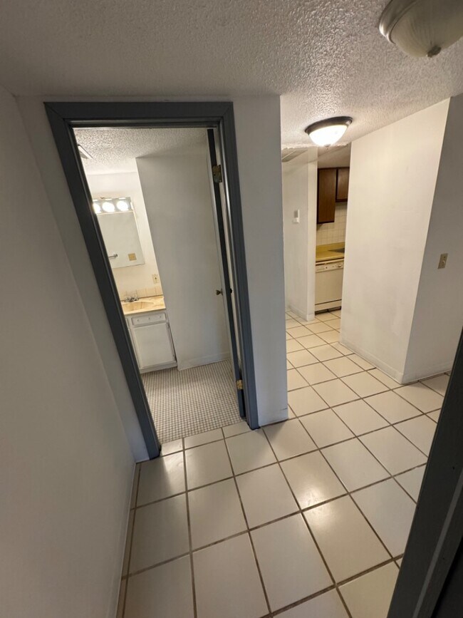 Building Photo - 4 Manor Dr