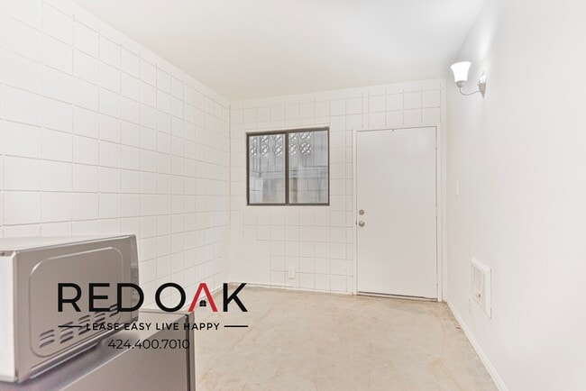 Building Photo - ~NOW PRE-LEASING~ Delightful Bachelor with...