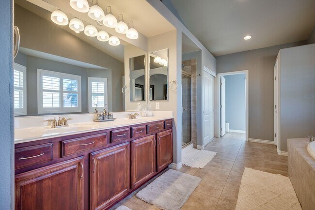 Building Photo - Gated single family home with 4 bed 3 bath...