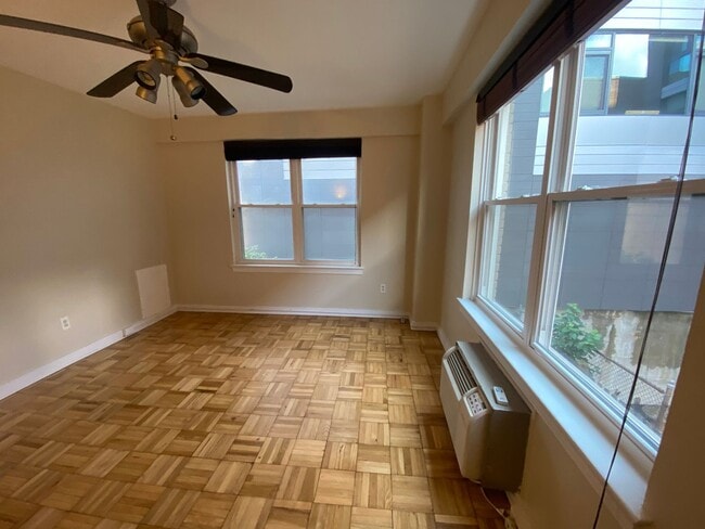 Building Photo - Charming 1 Bed 1 Bath Mid-Rise Condo In We...