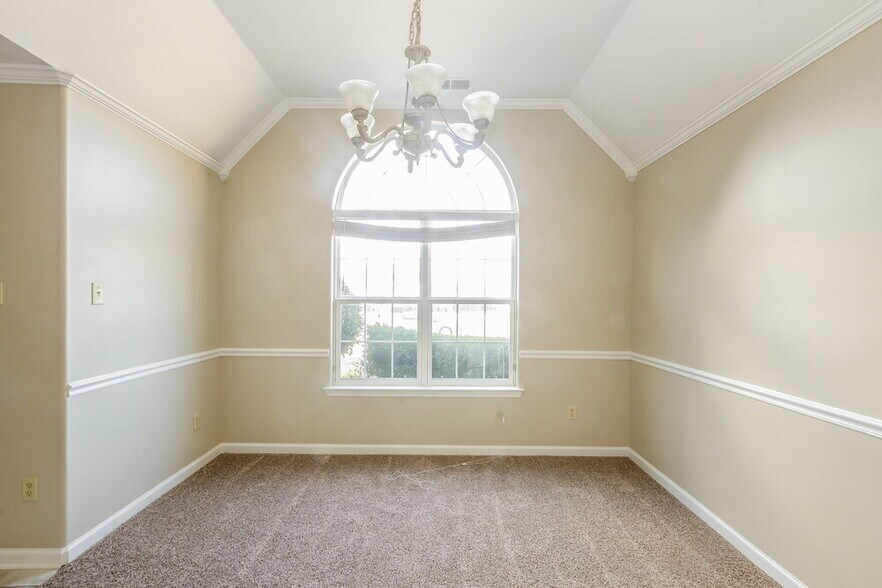 Building Photo - 1550 Far Dr