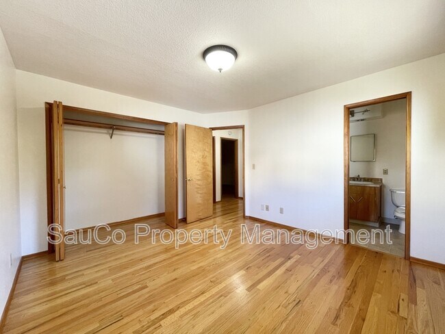 Building Photo - 5751 NE Lisbon Way