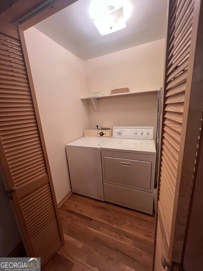 Building Photo - 844 Shorewood Cir
