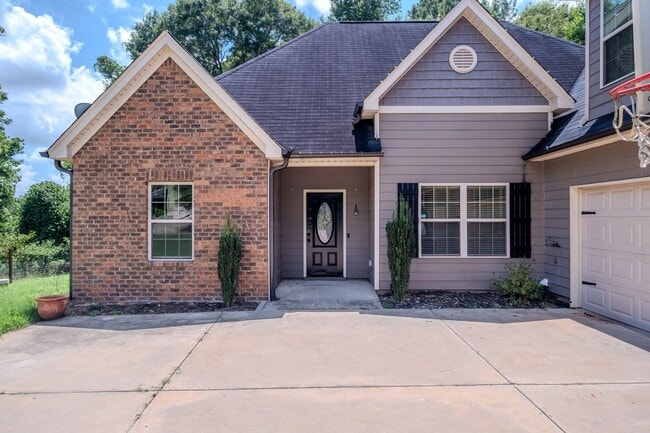 Building Photo - Spacious 3BR Home with Bonus Suite, Fenced Yard & 2-Car Garage