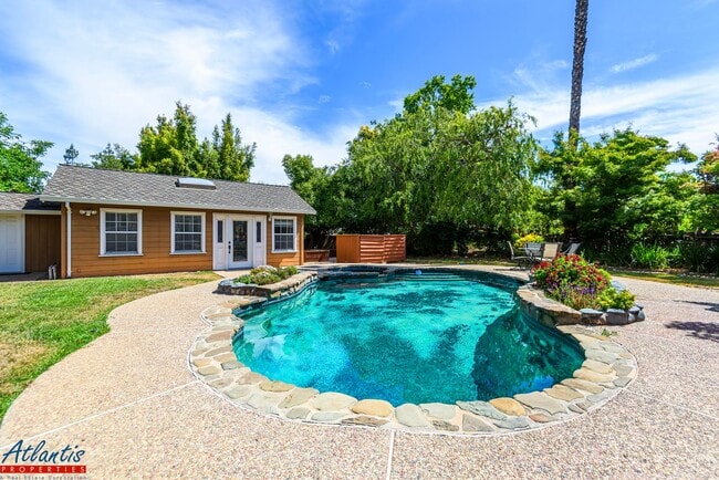 Building Photo - Stunning Home | Desirable Neighborhood | D...