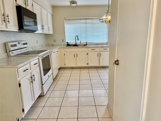 Building Photo - 2802 Valley Forest Dr