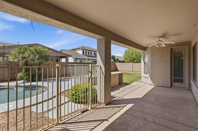 Building Photo - 3565 E Vaughn Ct