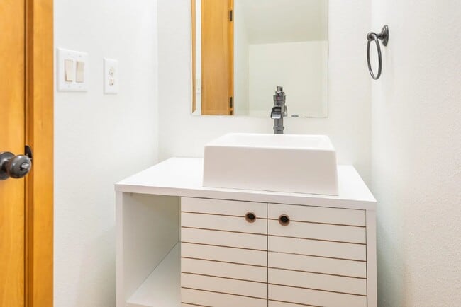 Building Photo - 3/2.5 home in SE Bend close to shopping an...