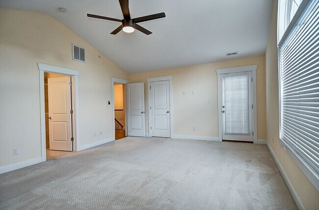 Building Photo - MOVE IN READY! GORGEOUS HOME IN CHESAPEAKE!
