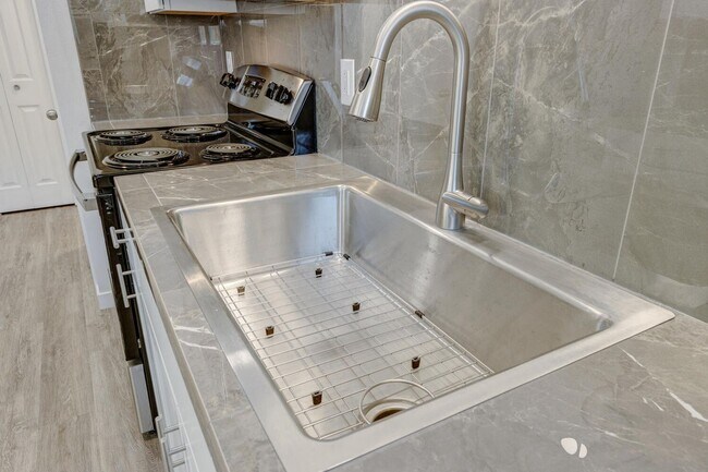 Building Photo - Newly Renovated Townhouse - Pet Friendly!!