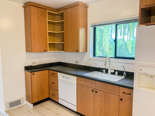 Building Photo - Spacious 4 bedroom house on a quiet North Ballard/Crown Hill  location