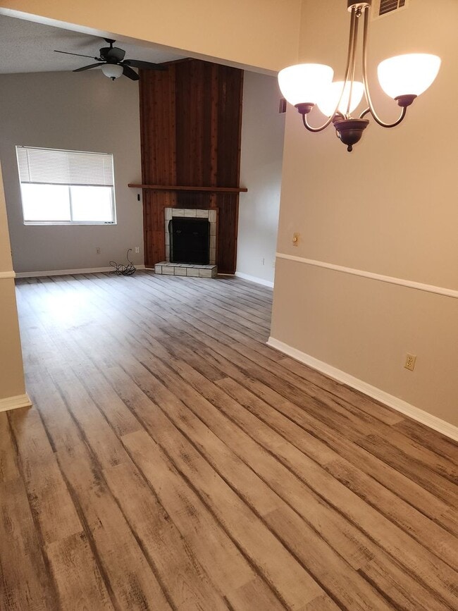 Building Photo - Charming 3-1.5 Duplex Near SunRail – Maitland