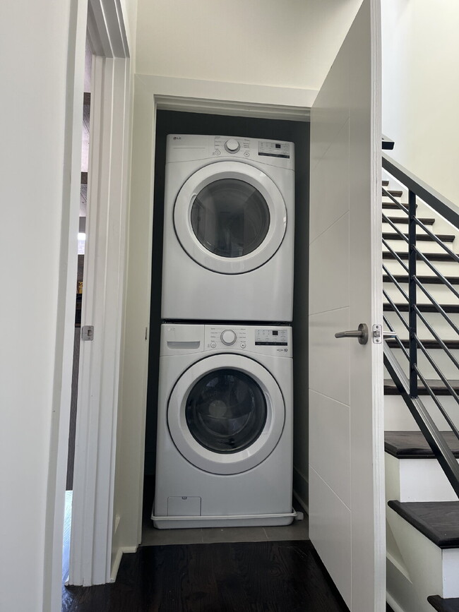 Building Photo - "Spacious Urban Living: 3-Bedroom Townhouse with 3.5 Baths in Nashville's Vibrant Core!" STUNNING...