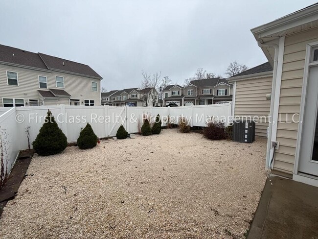 Building Photo - 565 Park View Drive