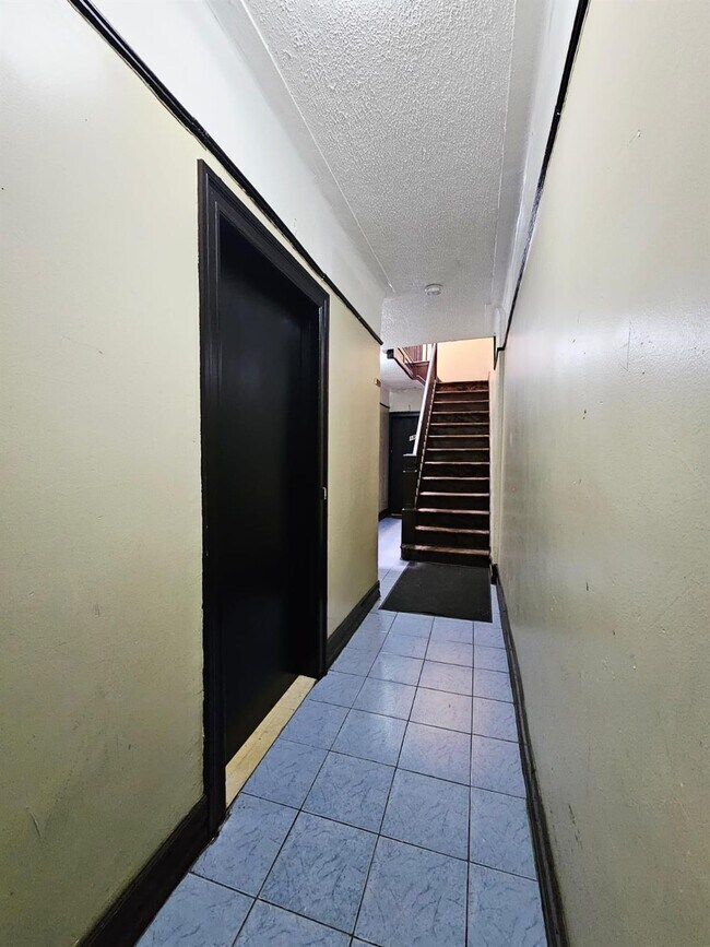 Building Photo - 176 E 93rd St
