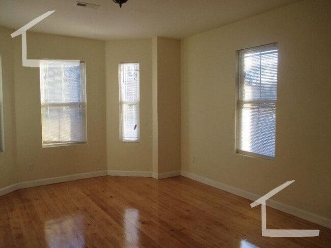 Building Photo - 3 bed in brookline village