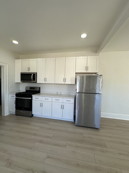 Huge Kitchen - 319 Bloomfield Ave