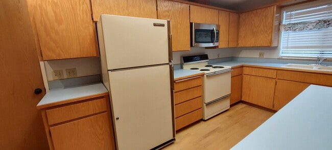 Building Photo - 5090 Forsythia Dr