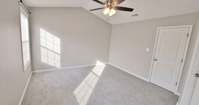 Building Photo - 3 Bed / 2-1/2 Bath Single Family Townhome w/1-Car Garage