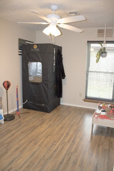 Building Photo - 4715 NE Bell Ave