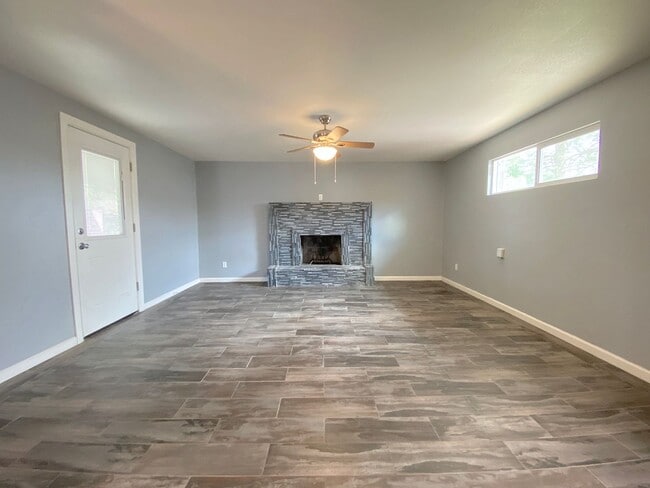 Building Photo - West El Paso 4 bed/2 Bath refrig A/C Home!